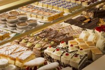 Esposizione di torte in panettieri — Foto stock