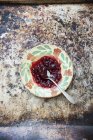Confiture de groseilles rouges sur assiette vintage — Photo de stock