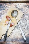 Нарезанная колбаса с ножом — стоковое фото