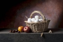 Œufs frais dans un panier en osier — Photo de stock