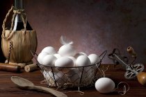 Huevos frescos en cesta - foto de stock
