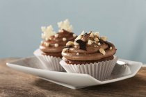 Cupcakes cobertos com creme de chocolate — Fotografia de Stock