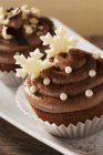 Cupcakes cobertos com creme de chocolate — Fotografia de Stock