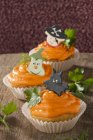 Cupcakes für Halloween dekoriert — Stockfoto