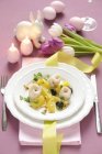 Gedämpfte Zanderrollen mit Kartoffeln, Oliven und Pinienkernen zu Ostern auf weißem Teller über Handtuch — Stockfoto