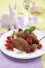 Schokoladenmoussen mit Beeren — Stockfoto