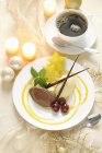 Mousse de chocolate com frutas para o Natal — Fotografia de Stock
