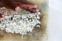 Ceviche sendo feito: cebolas sendo cortadas por faca nas mãos — Fotografia de Stock