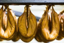 Vista close-up de salsichas de porco Chorizo pendurado em fileiras — Fotografia de Stock