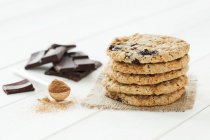 Stack of chocolate and cinnamon cookies — Stock Photo