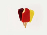 Bâtonnets de crème glacée aux fruits de différentes couleurs — Photo de stock