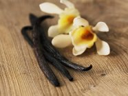 Cialde e fiori di vaniglia — Foto stock