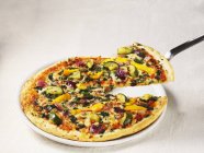 Pizza mit mediterranem Gemüse — Stockfoto