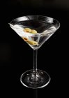 Martini con olive verdi — Foto stock