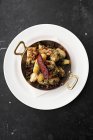Кальмар с картошкой и оливками — стоковое фото