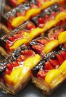 Вид крупным планом разноцветных ломтиков фруктового пирога — стоковое фото