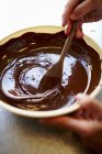 Руки, помішуючи шоколадної глазурі — стокове фото