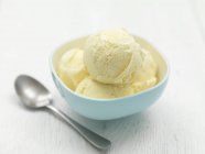 Ciotola di gelato alla vaniglia sul tavolo — Foto stock