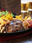 Gegrilltes Beefsteak mit Mais — Stockfoto