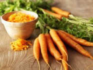 Zanahorias ecológicas con tallos - foto de stock