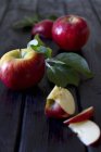 Manzanas rojas maduras con hojas - foto de stock