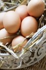 Braune Eier in weißem Metallkorb — Stockfoto