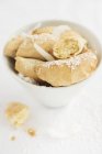 Vue rapprochée des pâtisseries avec une garniture de noix de coco sucrée — Photo de stock