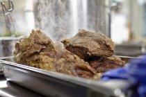Варёная говядина в сковороде — стоковое фото