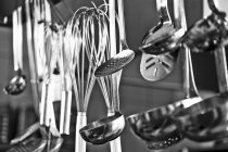 Ustensiles de cuisine suspendus — Photo de stock