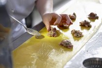 Chef préparant des pâtes raviolis — Photo de stock