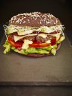 Цільний гамбургер з яловичиною і паростками — стокове фото