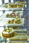Torte e pasticcini in vetrina refrigerata — Foto stock
