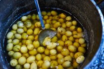 Pommes de terre crues en pot d'eau — Photo de stock