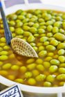 Grüne Oliven konserviert — Stockfoto