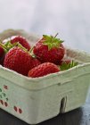 Erdbeeren im Papierpunnet — Stockfoto