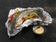 Повышенный вид фаршированной рыбы Zander с соусом из шманда — стоковое фото