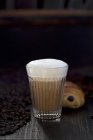 Vaso de latte macchiato con croissant de chocolate - foto de stock