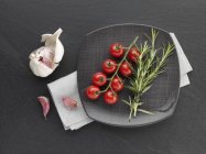 Pomodori con rosmarino e aglio — Foto stock