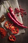 Peperoni rossi secchi con polvere e grani di pepe — Foto stock