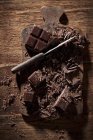 Нарезанный темный шоколад — стоковое фото