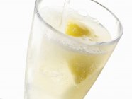 Glas sprudelnde Limonade — Stockfoto