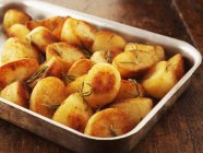 Batatas de alecrim assadas — Fotografia de Stock