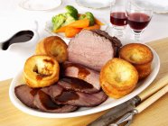 Roast beef and Yorkshire puddings — Stock Photo