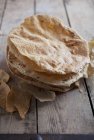 Elevated view of a stack of poppadoms on a wooden table — Stock Photo