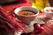 Pastas rojas en salsa de tomate - foto de stock