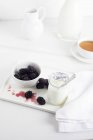 Natural yogurt and fresh blackberries — Stock Photo