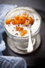 Yogur con mandarinas maduras - foto de stock