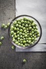 Fresh peas in glass bowl — Stock Photo