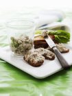 Rillette su pane croccante su piatto bianco con coltello — Foto stock