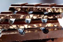 Темний шоколад з хрусткою нугою — стокове фото